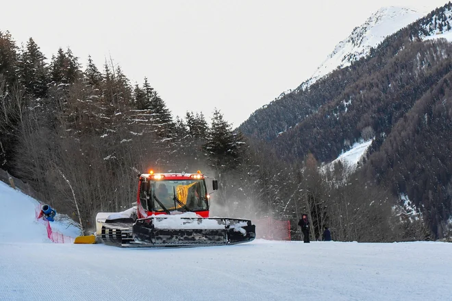 Smučišča v Italiji se še ne bodo odprla. FOTO: Miguel Medina/AFP