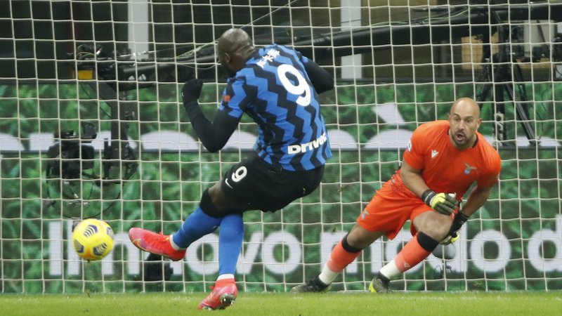 Fotografija: Romelu Lukaku je zabil prvi gol za Inter s strelom z enajstih metrov. FOTO: Alessandro Garofalo/Reuters