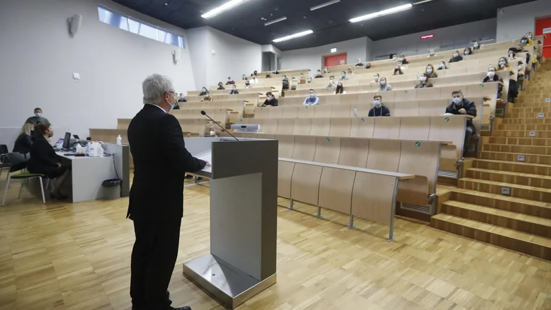 Fotografija: Pri študijskih programih, ki izobražujejo za regulirane poklice EU, izobraževanje za učitelje in poklice, pomembne za življenje in zdravje ljudi, je treba zadržati pristojnost Vlade RS za določanje števila vpisnih mest. Foto Leon Vidic/Delo (Slika je simbolična.)