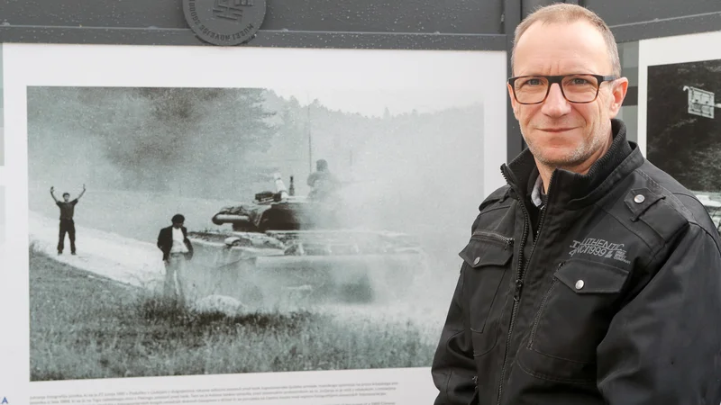 Fotografija: Donacijo spremlja tudi razstava izbora fotografij, med njimi je ikonična podoba iz prvega dne vojne za Slovenijo. Foto Marko Feist