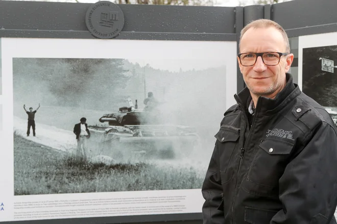 Donacijo spremlja tudi razstava izbora fotografij, med njimi je ikonična podoba iz prvega dne vojne za Slovenijo. Foto Marko Feist