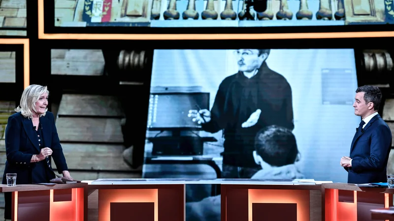 Fotografija: Kakšno je razpoloženje v družbi, je nekoliko razkrilo nedavno televizijsko soočenje na France 2 med voditeljico Nacionalnega zbora Marine Le Pen in notranjim ministrom Géraldom Darmaninom. Več ideološke bližine kot razdalje je, kljub razlikam. Foto Stephane De Sakutin/AFP