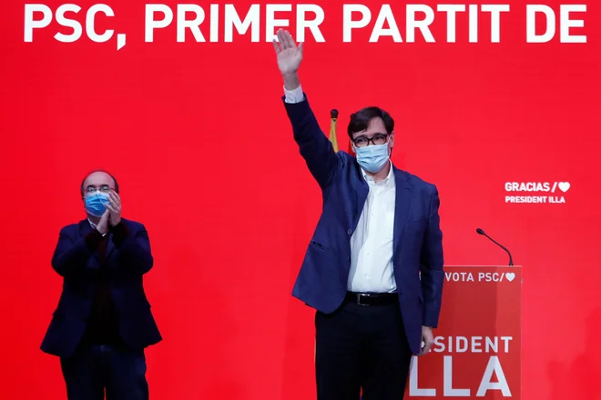 Relativni zmagovalci predčasnih volitev so sicer socialisti, ki jih je podprlo 23 odstotkov volivcev in so mendai osvojili 33 sedežev. (Desno) Salvador Illa in Miquel Iceta. FOTO: Cristina Diestro/AFP