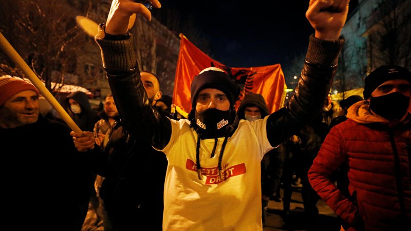 Fotografija: Podporniki stranke Samoopredelitev so v nedeljo zvečer v Prištini že proslavljali zmago, ki so jo nakazali neuradni rezultati volitev. FOTO: Florion Goga/Reuters