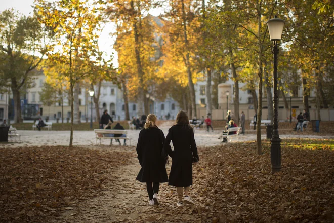 Danes so se po državi sprostili določeni ukrepi. Doslej je bilo dovoljeno gibanje na javnih površinah le za družino in člane istega gospodinjstva, po novem pa odlok določa, da je začasno prepovedano zbiranje več kot desetih ljudi. FOTO: Jure Eržen/Delo