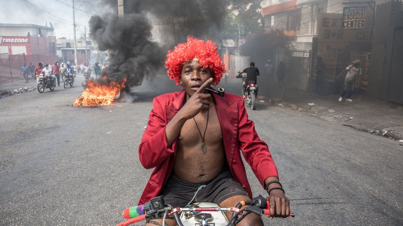Fotografija: V Port-au-Princeu so na valentinovo potekali protesti proti vladi haitijskega predsednika Jovenela Moisea. češ da vlada poskuša vzpostaviti novo diktaturo. Protesti so bili večinoma mirni, čeprav je izbruhnilo nekaj spopadov med protestniki in policijo, ki je uporabila solzivec in gumijaste naboje. FOTO: Valerie Baeriswyl/Afp