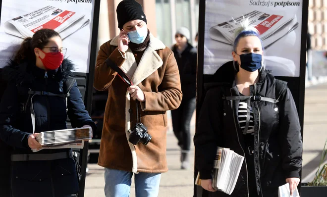 Po poročanjih hrvaških medijev v središču Zagreba ni gneče pred gostinskimi lokali, prodaja jutranje kave pa je krepko pod povprečjem, ki so ga gostinci imeli pred zapiranjem lokalov konec novembra lani. FOTO: Denis Lovrovic/AFP