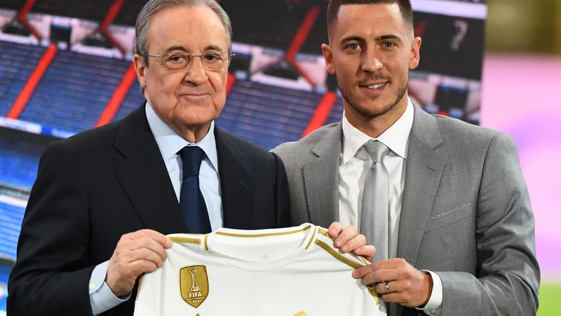 Fotografija: Florentino Perez je 13. junija 2019 ponosno pokazal svojo novo pridobitev, belgijskega mojstra Edena Hazarda. FOTO: Gabriel Bouys/AFP