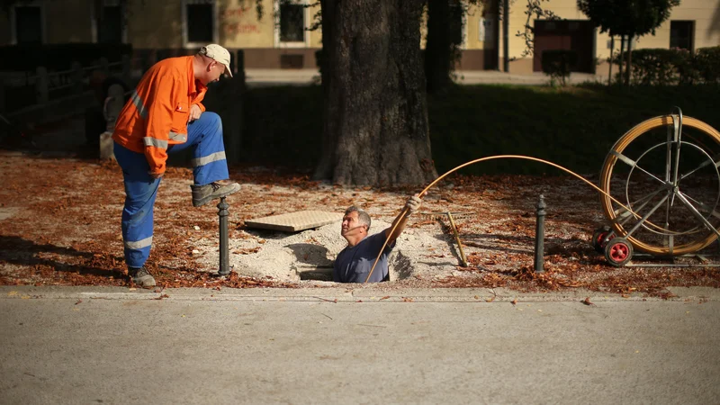 Fotografija: V decembru lani se je gradbeništvo skrčilo, tako je bila vrednost opravljenih del za 13,1 odstotek nižja kot novembra in 0,2 odstotka nižja kot decembra 2019. FOTO: Jure Eržen/Delo