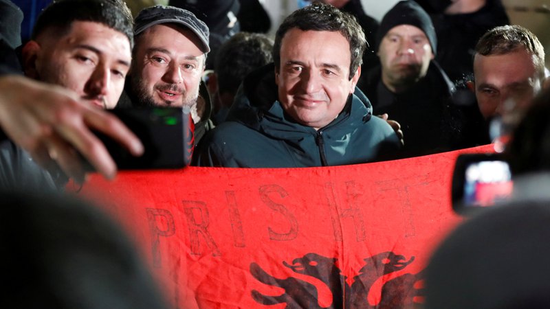 Fotografija: Prvak Samoopredelitve Albin Kurti s svojimi podporniki po razglasitvi delnih izidov parlamentarnih volitev na Kosovu. FOTO: Florion Goga/Reuters