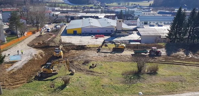 Na Mirni so na gradbišču v Mirni soseski delovni stroji že zaropotali. FOTO: Lapago