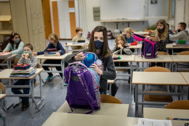 Z današnjim dnem so se po štirimesečni prekinitvi v šole vrnili vsi osnovonošolci v zahodnem delu države,v vzhodnem delu pa so se začele šolske počitnice. FOTO: Voranc Vogel/Delo