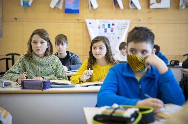 Šolske klopi in hodniki so spet oživeli. FOTO: Jože Suhadolnik/Delo