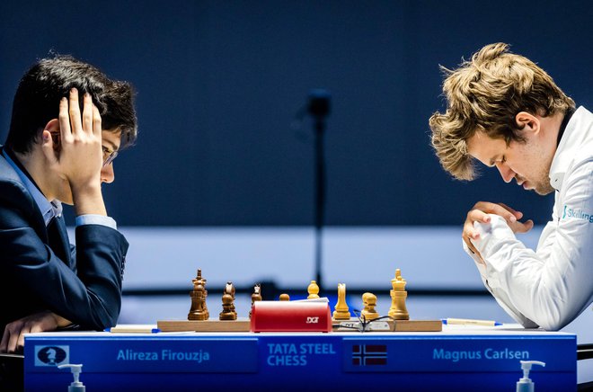 Iranski čudežni deček Alireza Firouzja (levo) in svetovni prvak Magnus Carlsen. FOTO: Remko De Waal/AFP