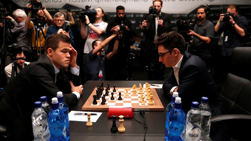 Fotografija: Magnus Carlsen in Fabiano Caruana med eno od partij. FOTO: Paul Childs/Reuters
