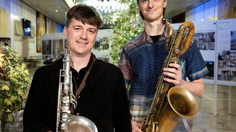 Fotografija: Cene Resnik (levo) je doštudiral na celovškem konservatoriju za jazz, Boštjan Simon pa v Amsterdamu. Simon bo tokrat izjemoma igral na baritonski saksofon. Foto Nada Žgank