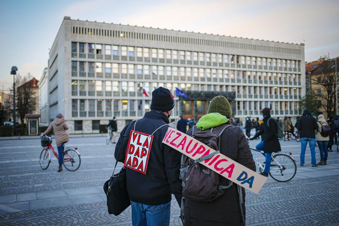 Protest pred parlamentom. FOTO: Jože Suhadolnik/Delo
