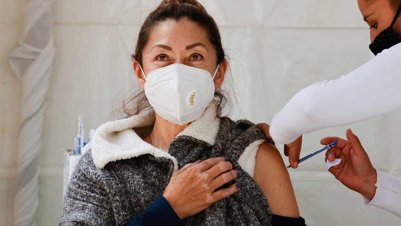 Fotografija: Cepljenje s cepivom AstraZenece v Mehiki. FOTO: Carlos Jasso/Reuters