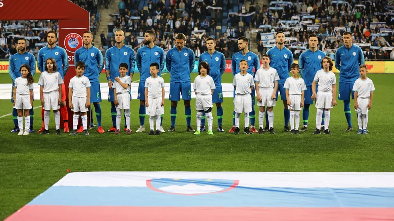 Fotografija: Takole so se postavili 21. marca 2019 slovenski nogometaši na štadionu Sammy Ofer v Hajfi. FOTO: Ammar Awad/Reuters