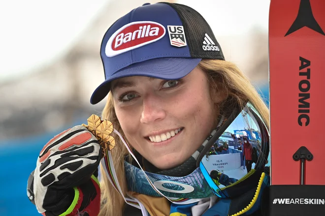 Mikaela Shiffrin je ponosno pokazala zlato kolajno, ki si jo je v Cortini d'Ampezzo prismučala za zmago v alpski kombinaciji. FOTO: Fabrice Coffrini/AFP