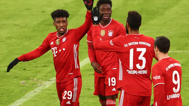 Fotografija: Bayernov mladi as Alphonso Davies (drugi z leve) se je takole veselil gola za končnih 3:3, s katerim je le ublažil spodrsljaj svetovnih prvakov. FOTO: Adam Pretty/AFP
