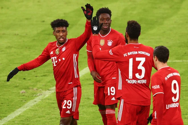 Bayernov mladi as Alphonso Davies (drugi z leve) se je takole veselil gola za končnih 3:3, s katerim je le ublažil spodrsljaj svetovnih prvakov. FOTO: Adam Pretty/AFP