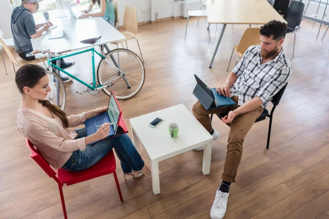 Digitalni nomadi svoje delo opravljajo na različnih lokacijah po svetu (iz hostlov, kavarn, knjižnic, coworking pisarn, z letališč). FOTO: Shutterstock
