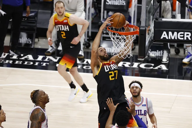 Francoz Rudy Gobert si je dal duška z zabijanjem proti Philadelphii. FOTO: Jeffrey Swinger/Usa Today Sports