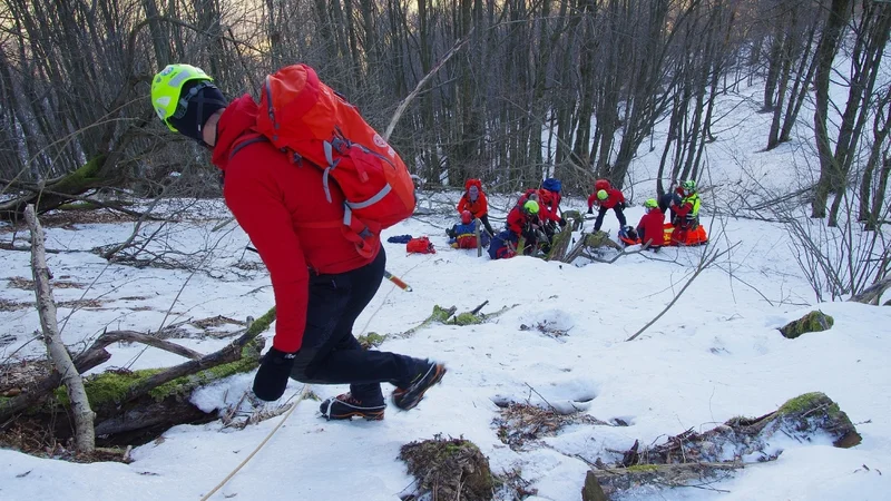 Fotografija: Na kraju so posredovali gorski reševalci GRS Tolmin (13 članov GRS) in policist PP Tolmin, sicer pripadnik gorske policijske enote PU Nova Gorica, ki so poškodovanki na kraju oskrbeli. FOTO: Miljko Lesjak/GRS Tolmin