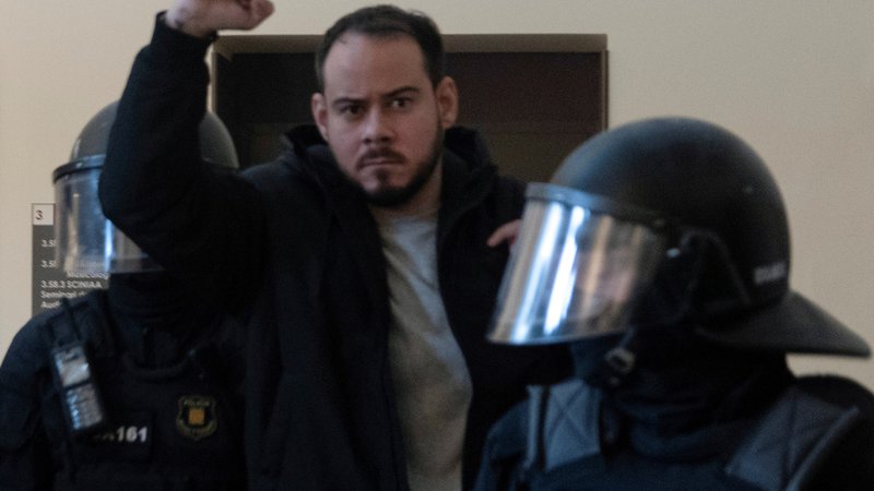 Fotografija: Raper Pablo Hasel je bil aretiran v ponedeljek. FOTO: Stringer Reuters