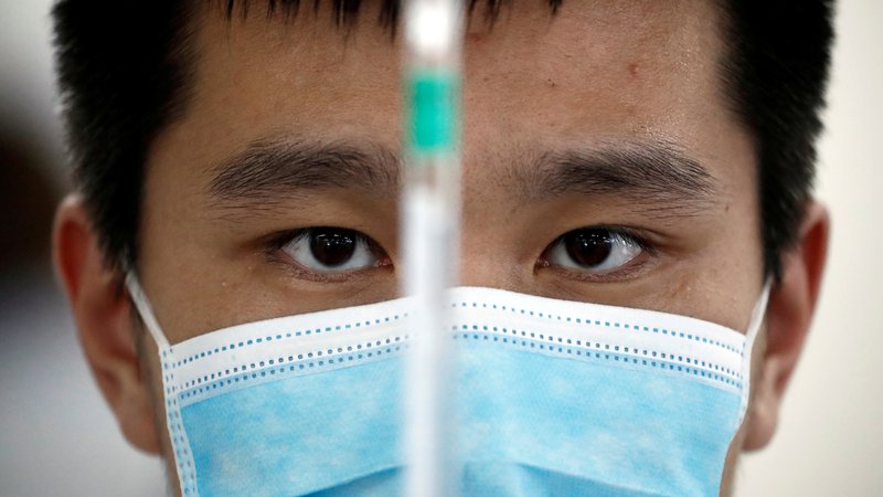 Fotografija: V začetku tega meseca so na Kitajskem aretirali več kot 80 ljudi in zaplenili tri tisoč odmerkov lažnih cepiv. FOTO: Thomas Peter/Reuters