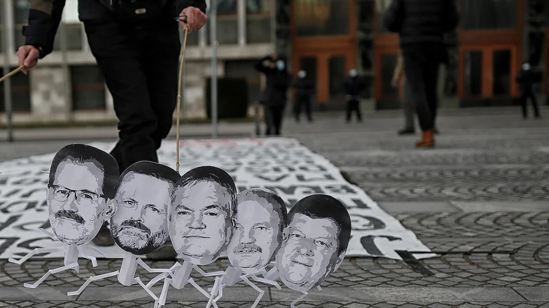 Fotografija: Predlog protokola o programskem sodelovanju poslancev Desusa s koalicijo je za upokojence dober, politično pa za Karla Erjavca ne. FOTO: Blaž Samec