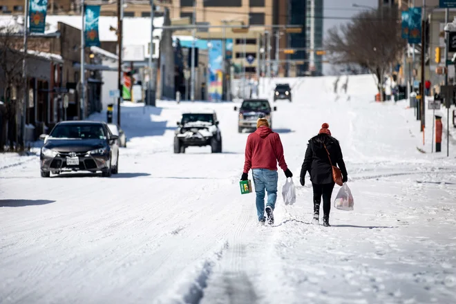 Teksas ni edina zvezna država z rekordno nizkimi temperaturami in obilico snega; zimska ujma Uri se namreč vleče od severa do juga Združenih držav Amerike. FOTO: AFP