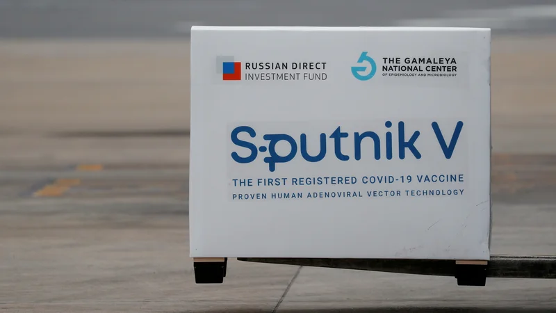 Fotografija: Madžarska cepivo Sputnik V uporablja pred odobritvijo Eme. FOTO: Agustin Marcarian/Reuters