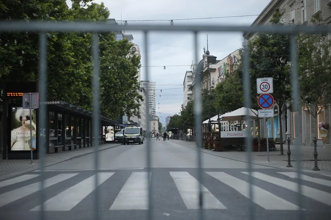 Prav na stiku javnega in zasebnega se izgublja največ priložnosti za izboljšanje kakovosti našega grajenega okolja. FOTO: Jure Eržen/Delo