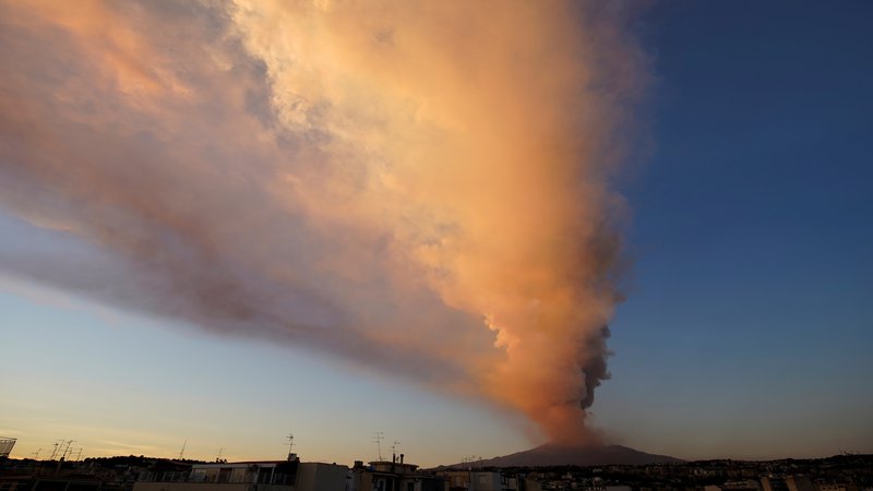 Fotografija: Vulkan Etna pogosto izbruhne. FOTO: Antonio Parrinello/Reuters