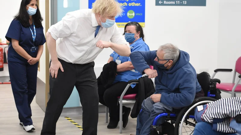 Fotografija: Množični program cepljenja se za britanskega premiera Borisa Johnsona spreminja v zgodbo o uspehu ravno v trenutku, ko to najbolj potrebuje. Foto: Jeremy Selwyn/AFP