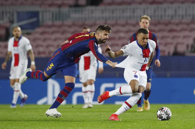 Kylian Mbappe je bil velika uganka za obrambo Barcelone. FOTO: Albert Gea/Reuters