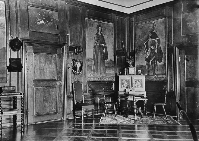 Kaminska grajska soba – salon z lamberijo, pohištvom in portreti prednikov v času med svetovnima vojnama Foto Hrani družina Auersperg, Redeben