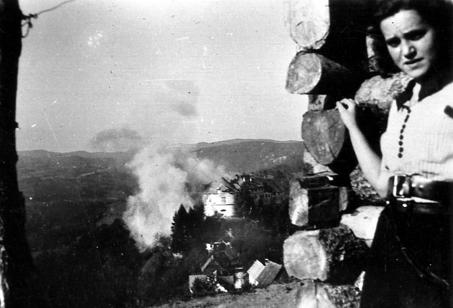 Pogled na goreči Turjak Foto Fototeka MNZS