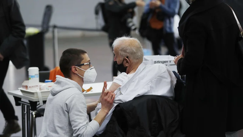 Fotografija: Dobro je, da ljudi z demenco cepi nekdo, ki ga poznajo in mu zaupajo. FOTO: Leon Vidic/Delo