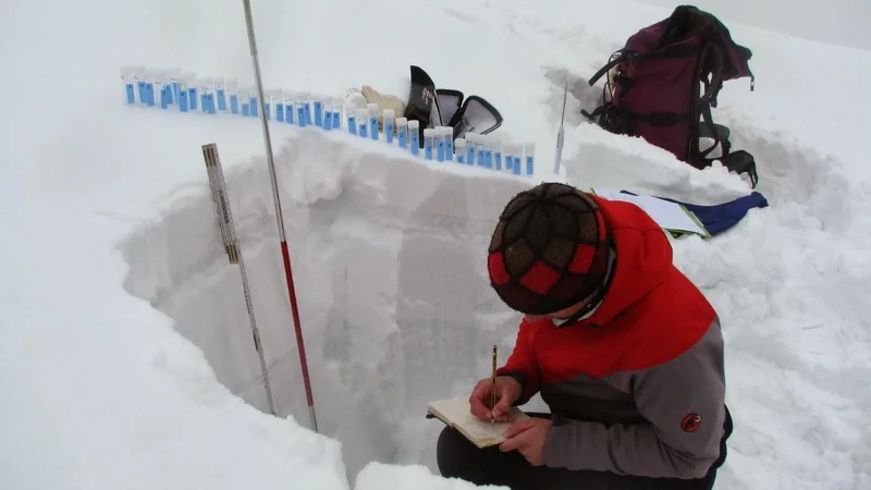 Fotografija: Snežni plazovi so povezani tudi s podnebnimi spremembami. Vremenski pojavi so v zadnjih letih in desetletjih namreč bolj intenzivni. FOTO: Miha Pavšek