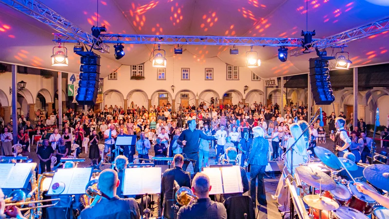 Fotografija: Lani so ptujski festival Arsana slavnostno odprli Big Band RTV Slovenija s solisti Klemnom Slakonjo, Majo Keuc, Ano Soklič, Alenko Godec in Rudijem Bučarjem. FOTO: Albin Bezjak
