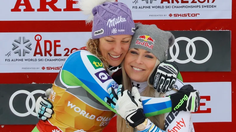 Fotografija: Lindsey Vonn (desno) je svoje smuči postavila v kot po prejšnjem svetovnem prvenstvu v Åreju, kjer je v smuku osvojila bronasto kolajno. Z zlato lovoriko se je tedaj ovenčala Ilka Štuhec. FOTO: Reuters