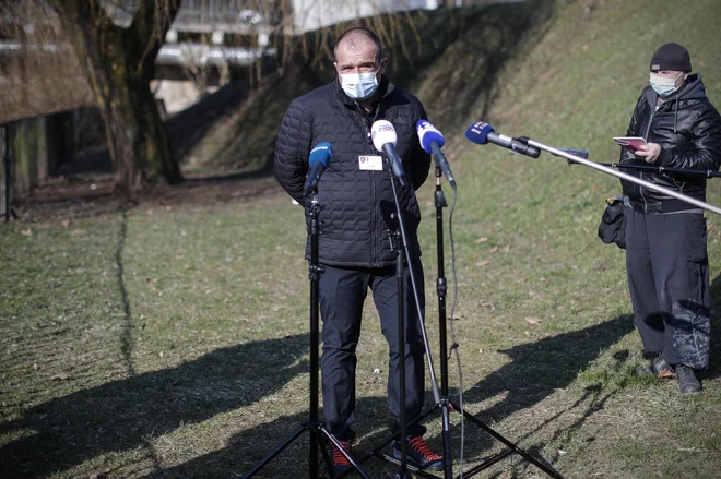 Za očeta projekta za nakup naprave za CAR-T celično terapijo zdravljenja je Kristina Modic, izvršna direktorica Slovenskega združenja bolnikov z limfomom in levkemijo označila prof. dr. Sama Zvera, predstojnika Kliničnega oddelka za hematologijo UKC Ljubljana. Ta poudarja, da ga vodi izključno skrb za dobro bolnikov. FOTO: Uroš Hočevar/Delo