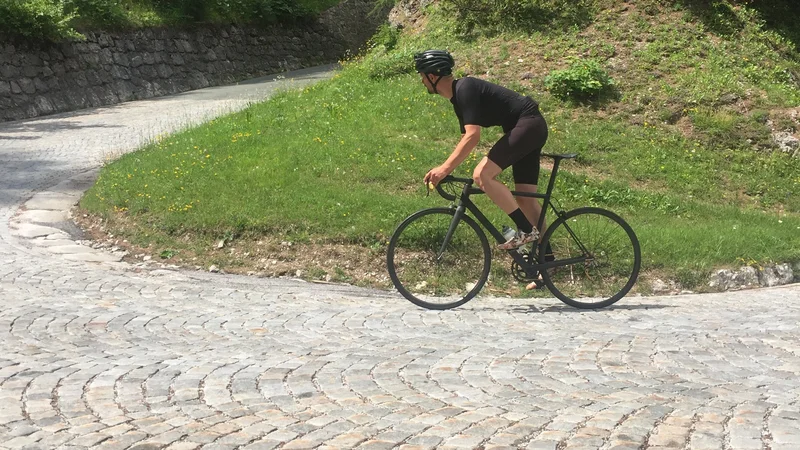 Fotografija: Aleš Arnež z najlažjo specialko na svetu proti Vršiču. FOTO: Osebni arhiv Aleša Arneža