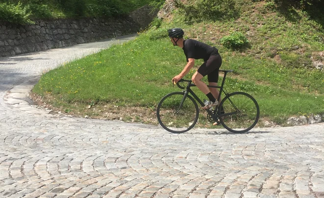 Aleš Arnež z najlažjo specialko na svetu proti Vršiču. FOTO: Osebni arhiv Aleša Arneža