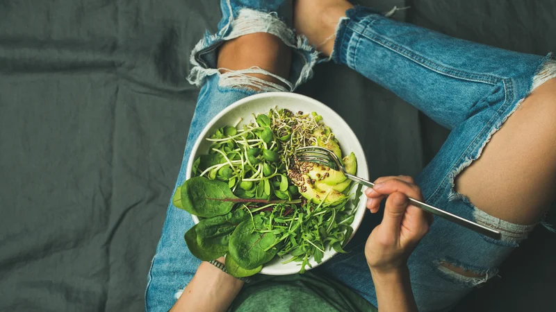 Fotografija: V trenutni strokovni literaturi povezava med veganstvom in športnim udejstvovanjem še ni dodobra raziskana, a strokovnjaki menijo, da je vegansko prehranjevanje izvedljivo celo pri vrhunskih športnikih, vendar prinaša številne izzive, s katerimi se je treba spopasti v sodelovanju s prehranskimi strokovnjaki in zdravnikom. FOTO: Shutterstock