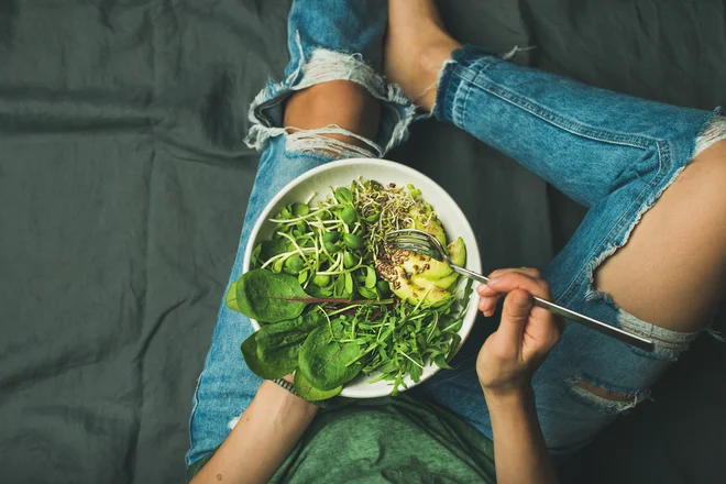 V trenutni strokovni literaturi povezava med veganstvom in športnim udejstvovanjem še ni dodobra raziskana, a strokovnjaki menijo, da je vegansko prehranjevanje izvedljivo celo pri vrhunskih športnikih, vendar prinaša številne izzive, s katerimi se je treba spopasti v sodelovanju s prehranskimi strokovnjaki in zdravnikom. FOTO: Shutterstock