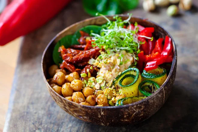 Koristi. Nekatere raziskave kažejo, da naj bi izključno rastlinska prehrana na dolgi rok lahko imela določene ugodne učinke na zdravje. Veganstvo tako povezujejo z zmanjšanim tveganjem za razvoj povišanega krvnega tlaka, dislipidemije, sladkorne bolezni tipa 2, srčnih obolenj in raka. FOTO: Shutterstock